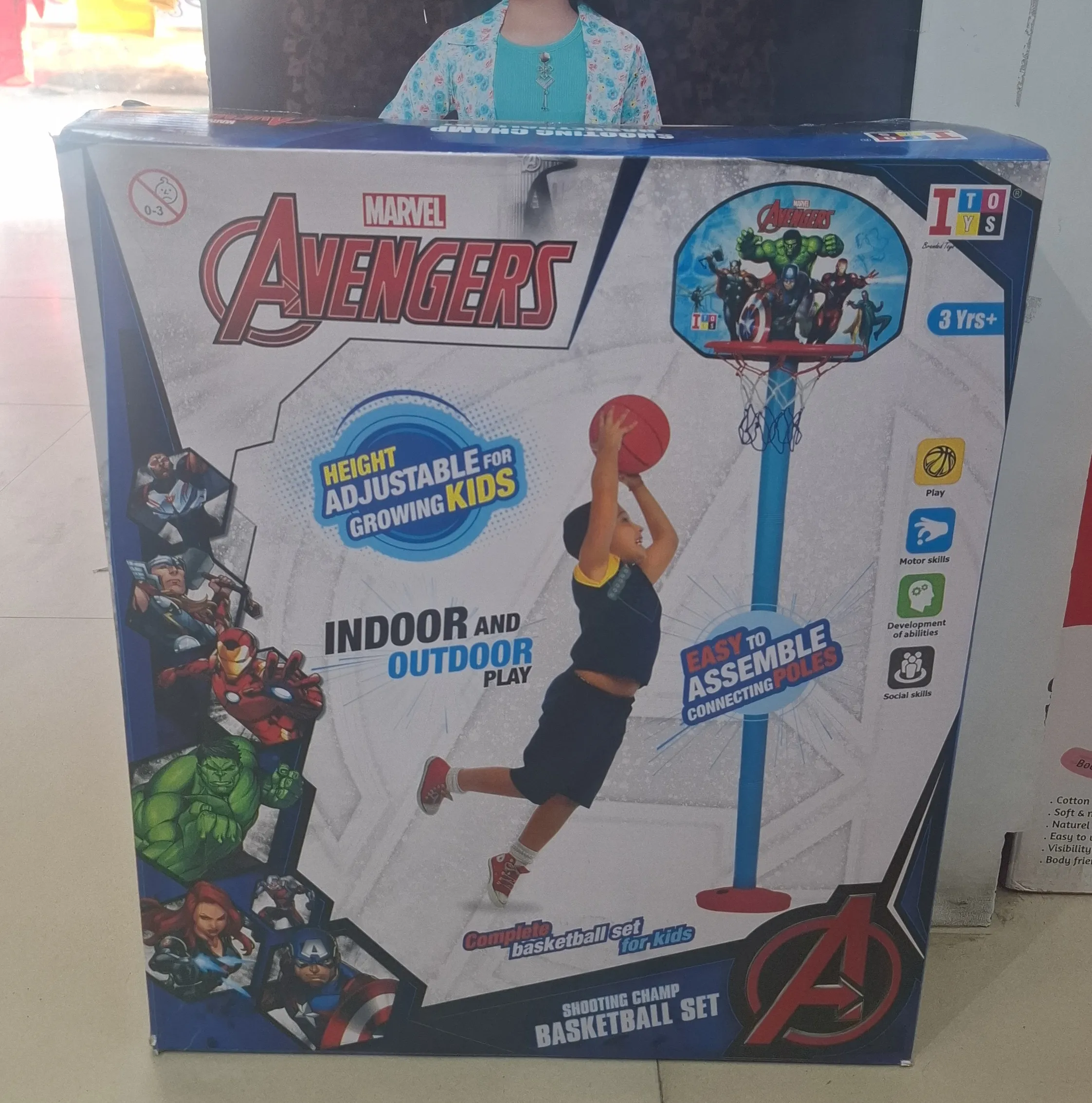 Marvel Avengers Basketball Set view 3