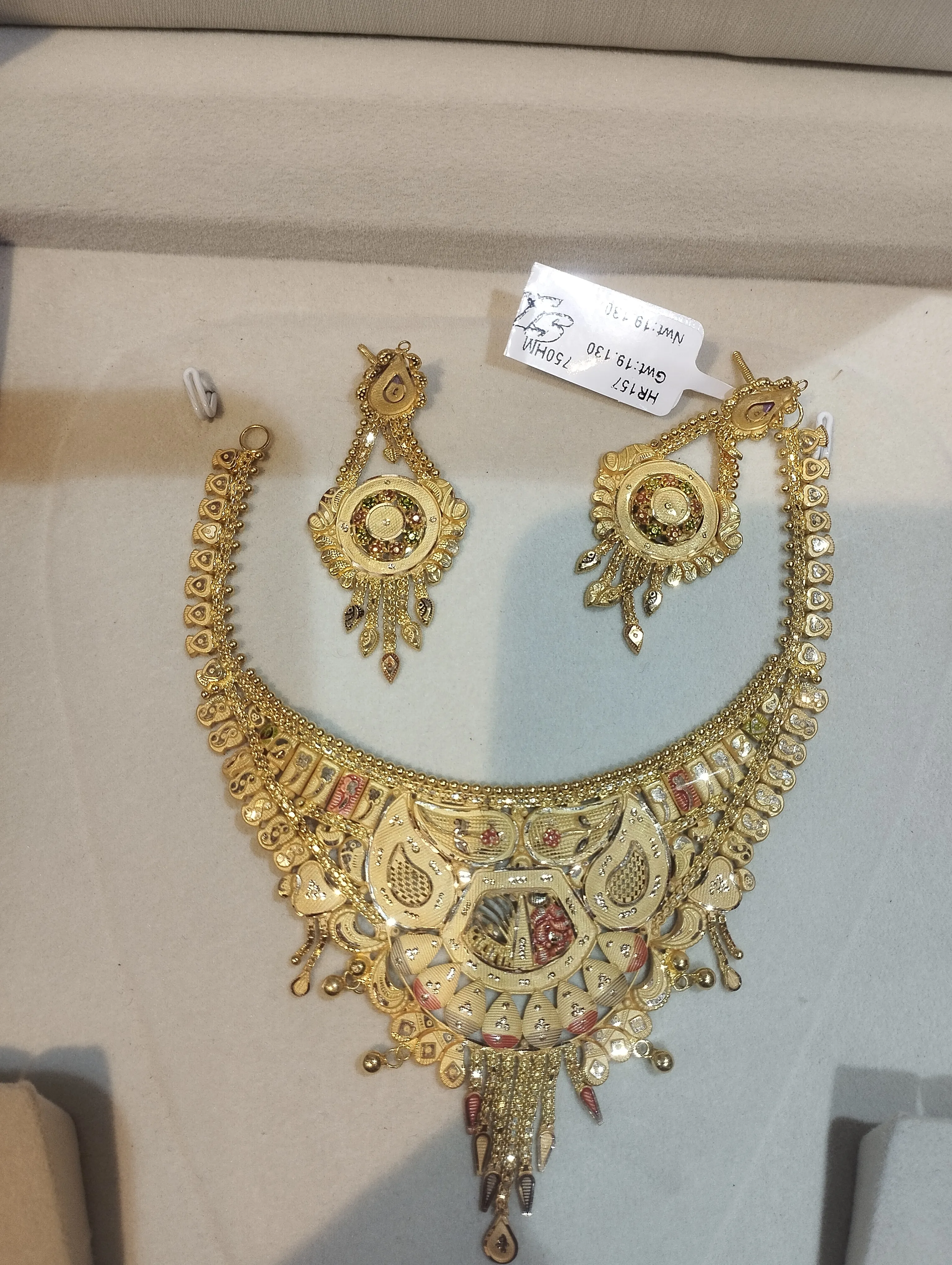 Gold Necklace Set 750hm view 2