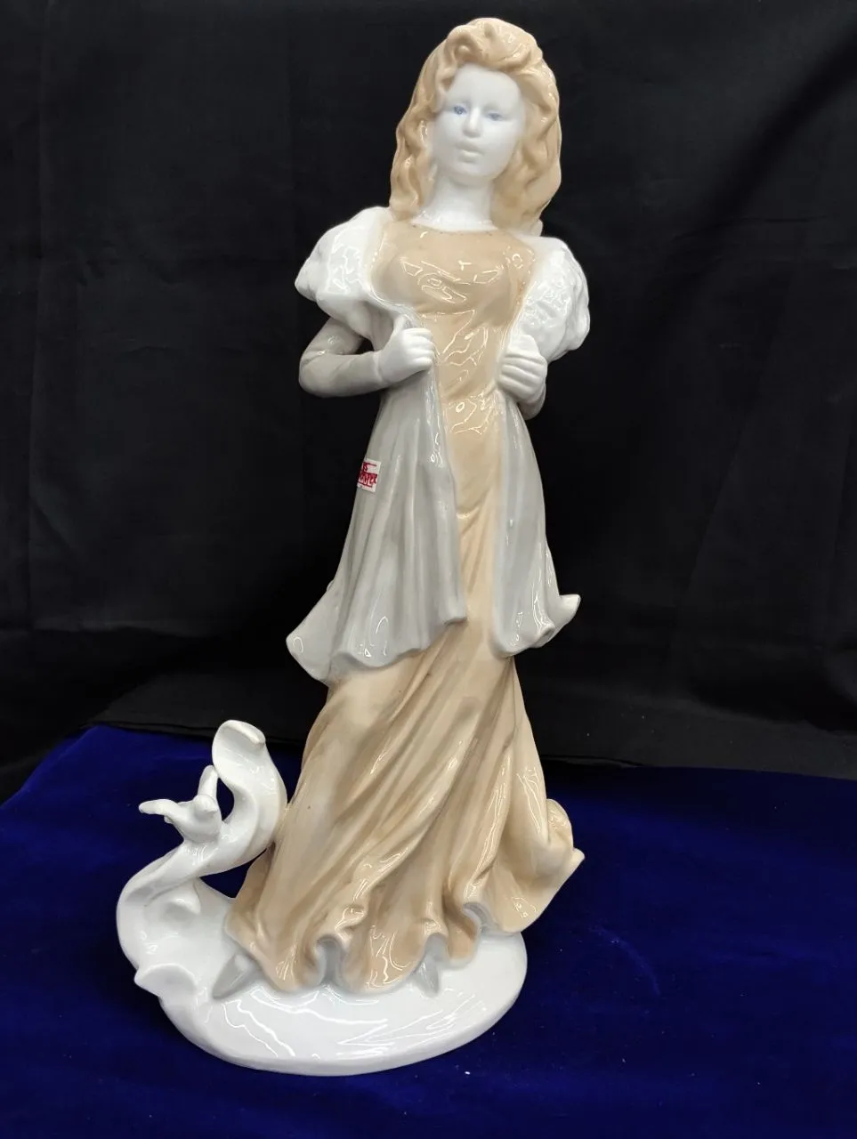 Elegant Lady Figurine view 3