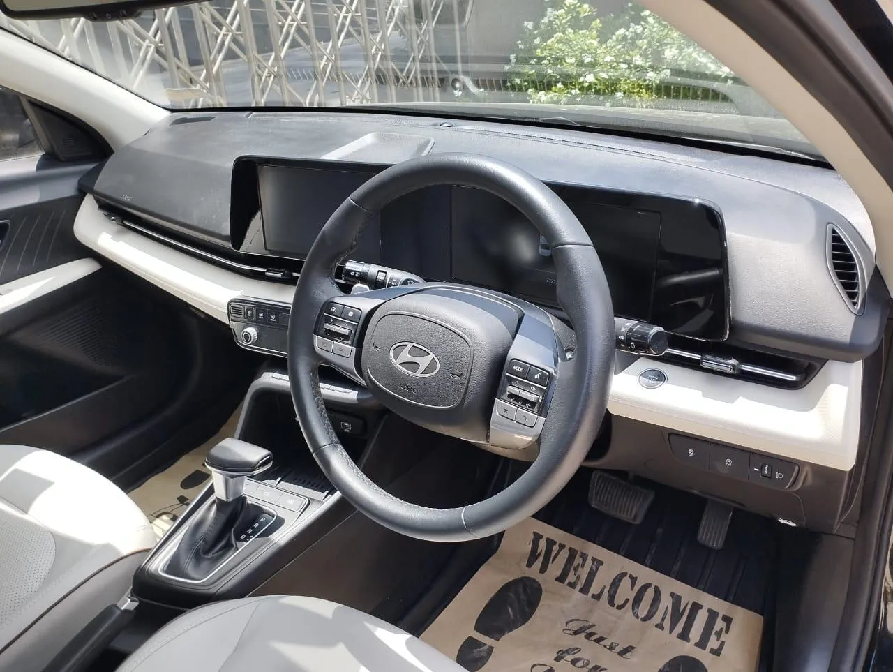 Hyundai Verna Black view 2