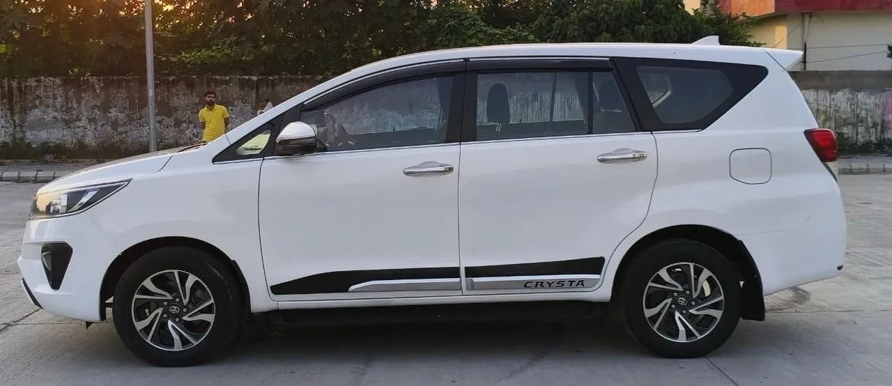 Toyota Innova crysta view 4