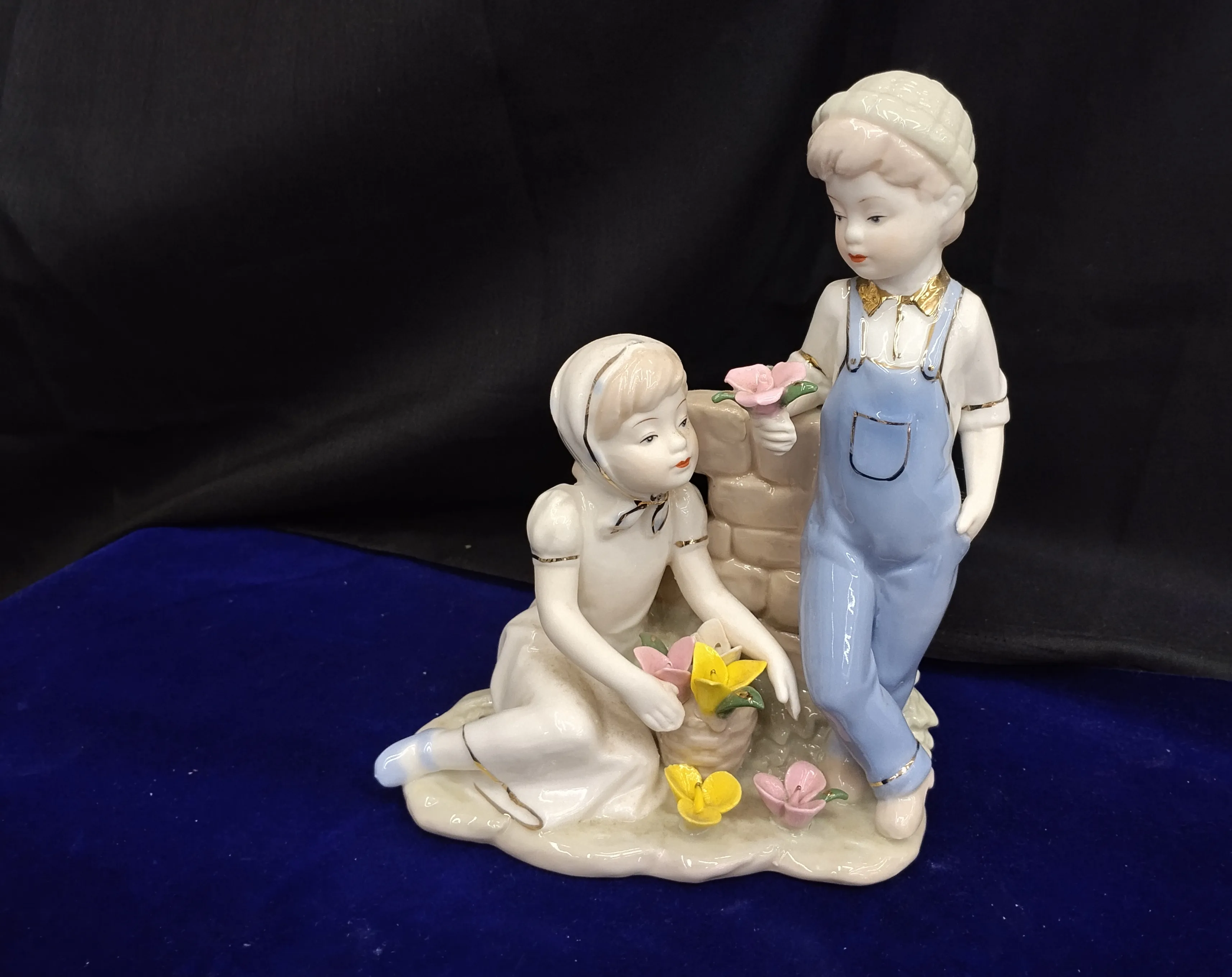 Children with Flowers Figurine view 2