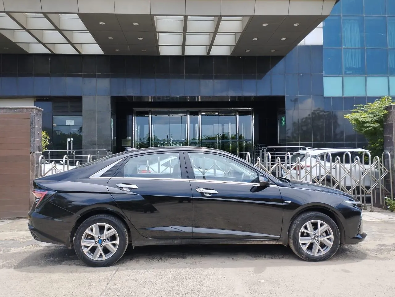 Hyundai Verna Black view 3