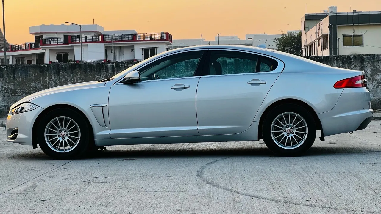 Jaguar XF view 3