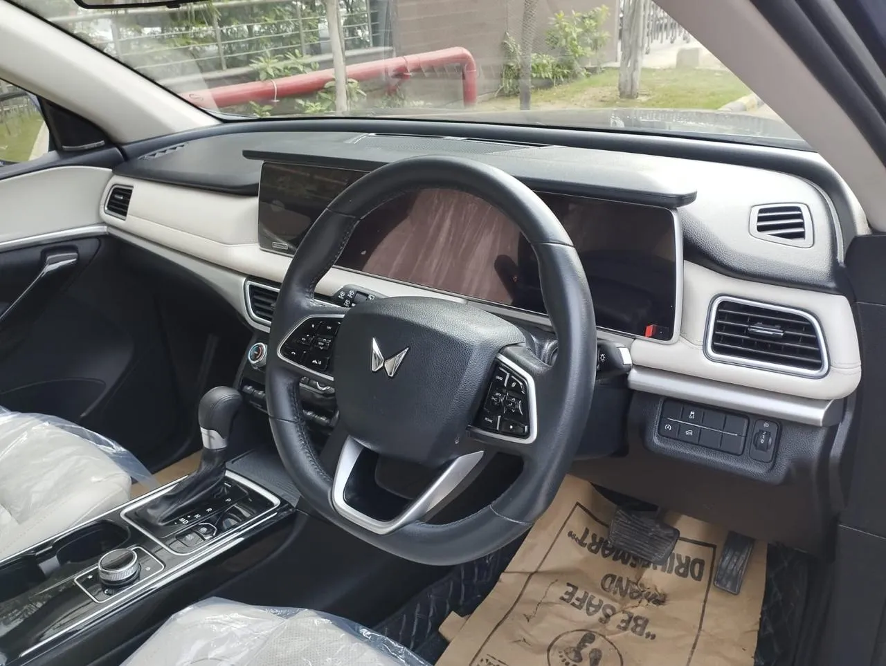 Compact SUV Xuv700 Ax7 L view 3