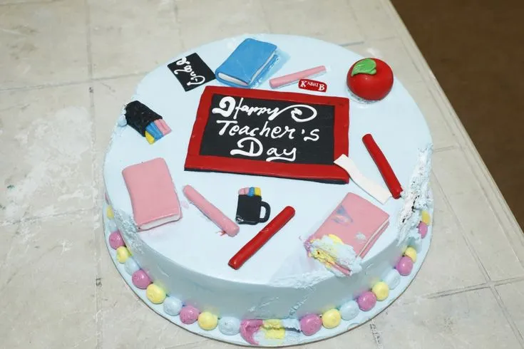 Teachers Day Themed Cake view 4