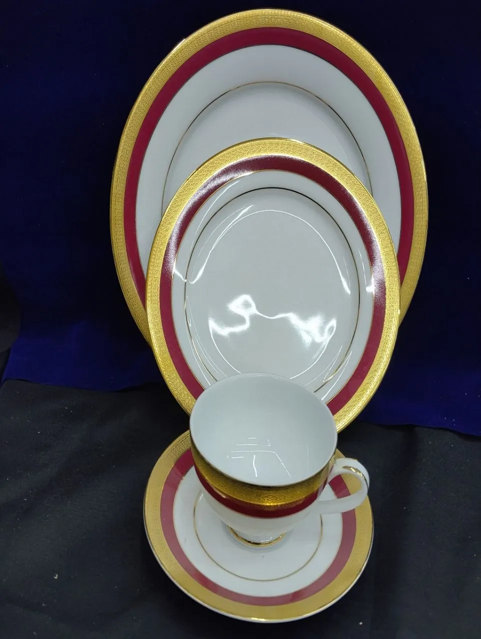Luxury Gold-Rimmed Dinnerware Set Dankotua view 2