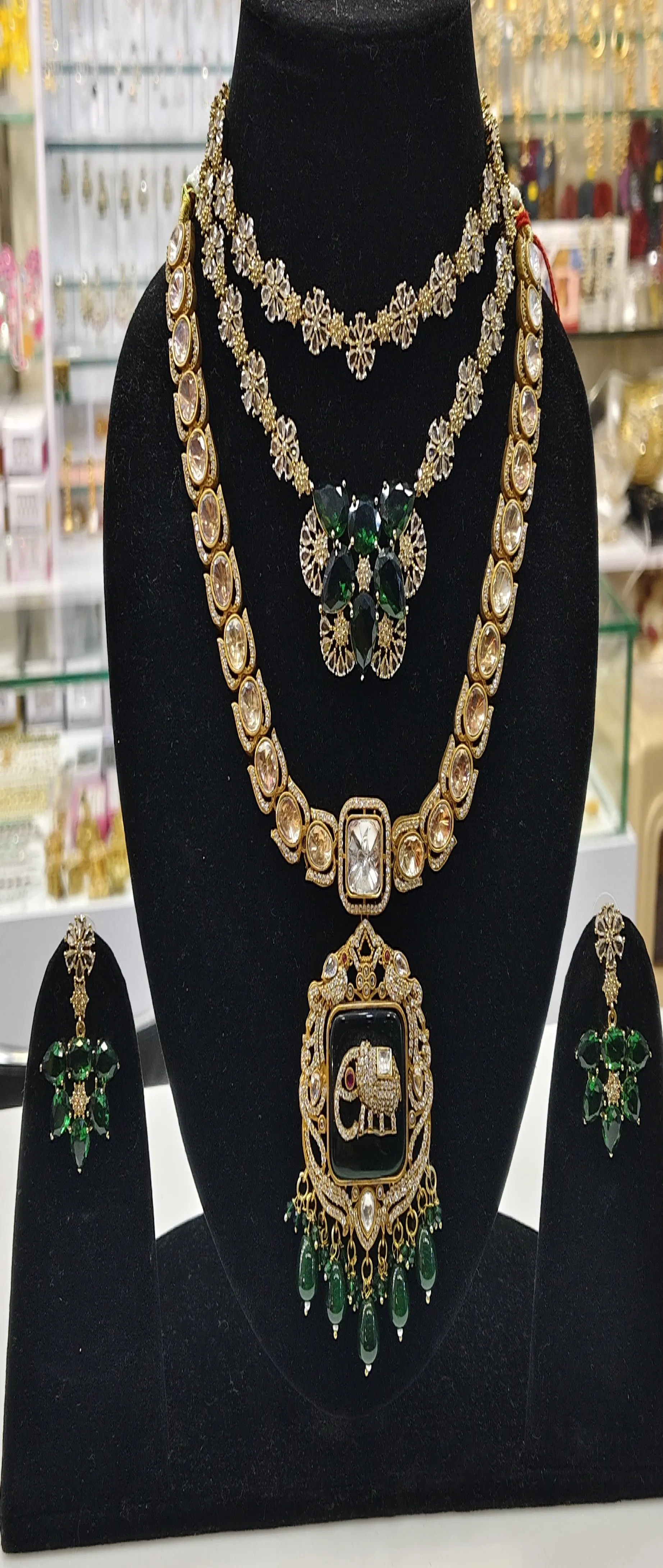 Gold and Emerald Jewelry Set view 5