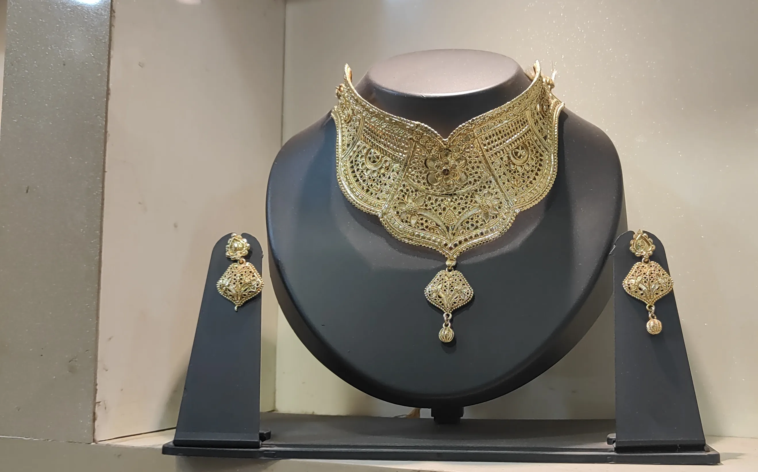 Gold Necklace Set. view 2