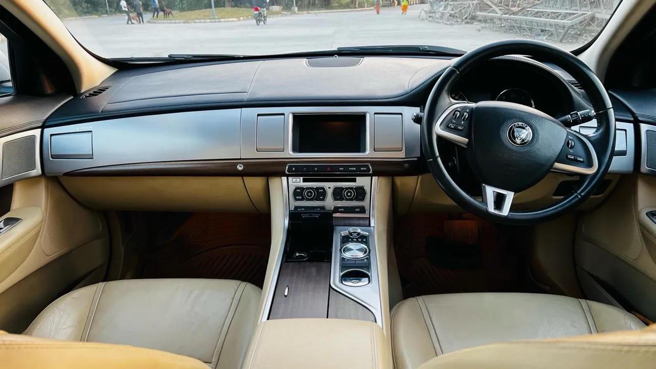 Jaguar XF view 5