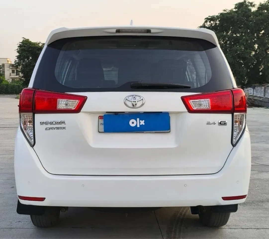 Toyota Innova crysta view 3