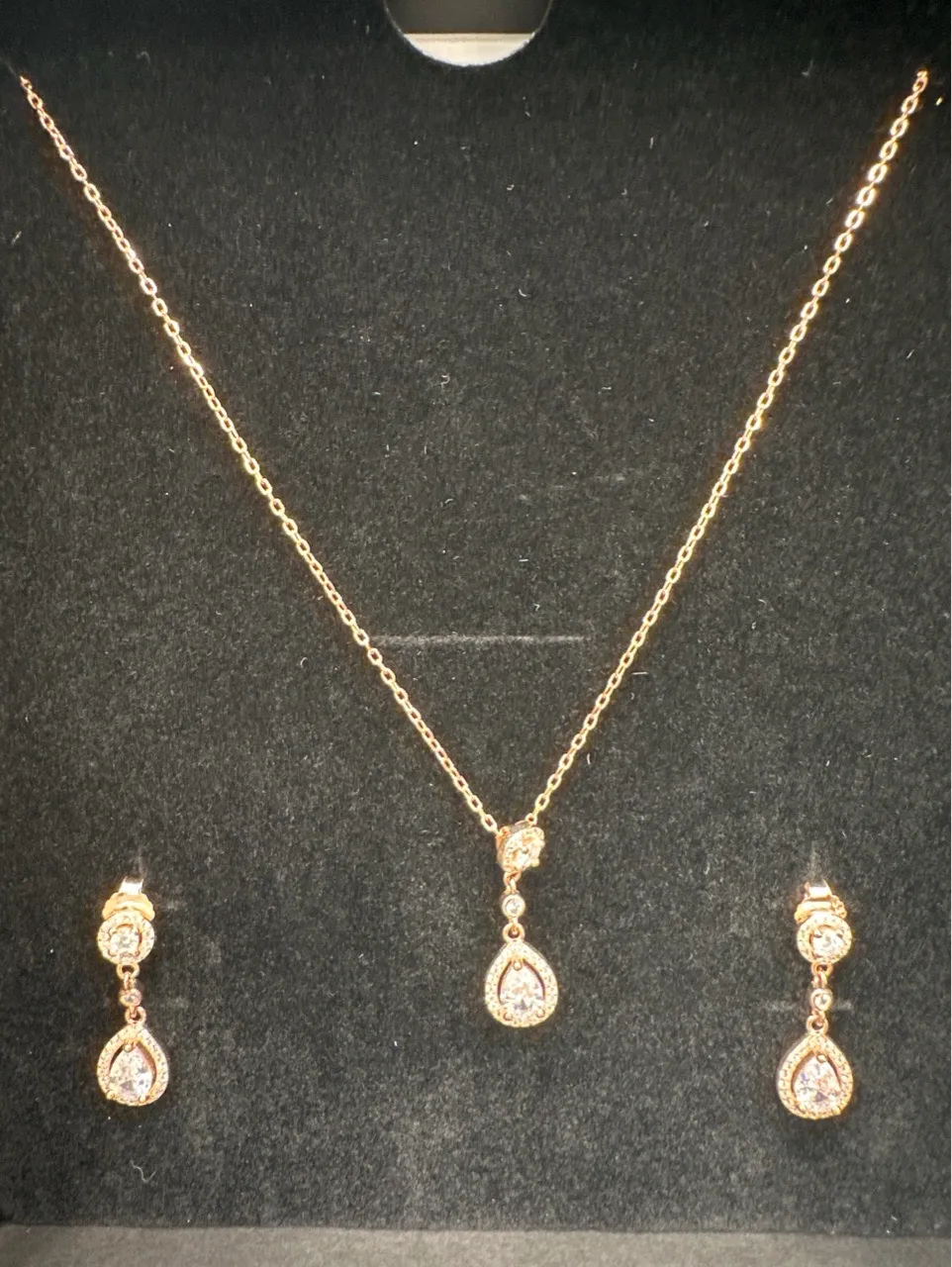 Elegant Pendant Earrings Set view 3