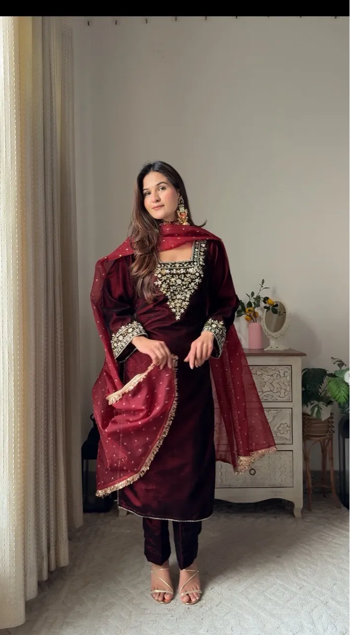 ‘Mehrunisa’ Velvet Suit Set view 3