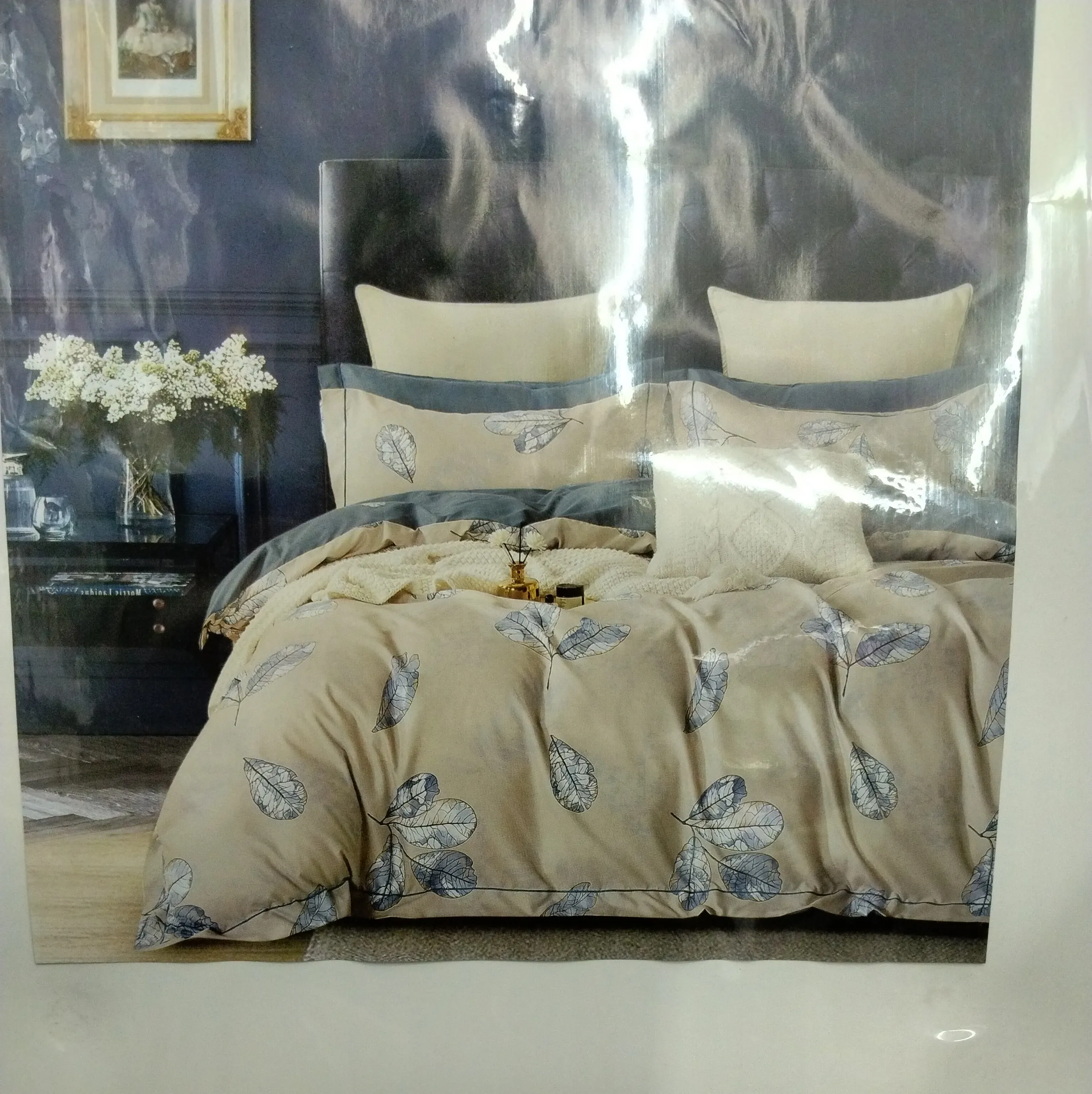 Leaf Patterned Bedding Set view 2