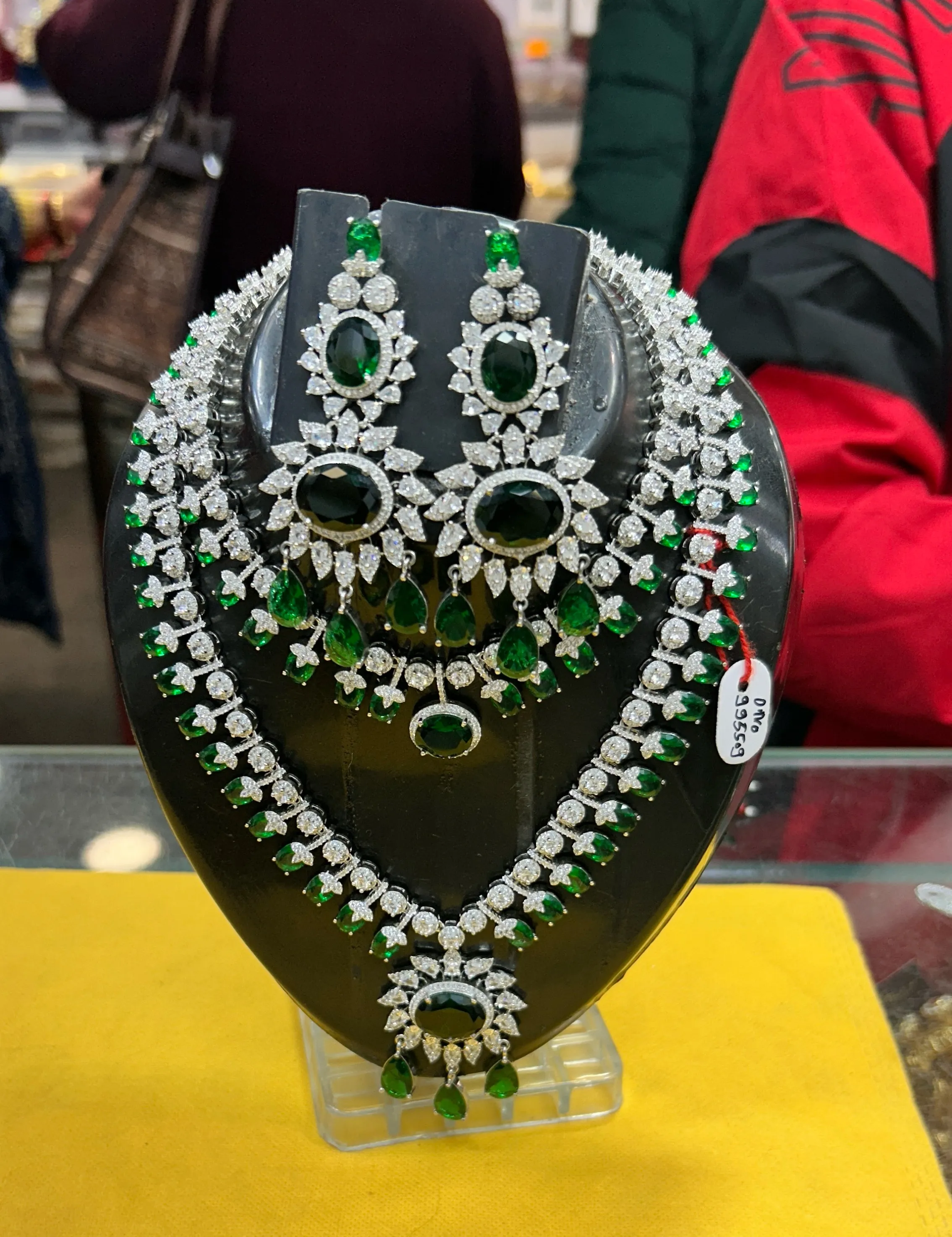 Diamond and Emerald Jewelry Set view 2