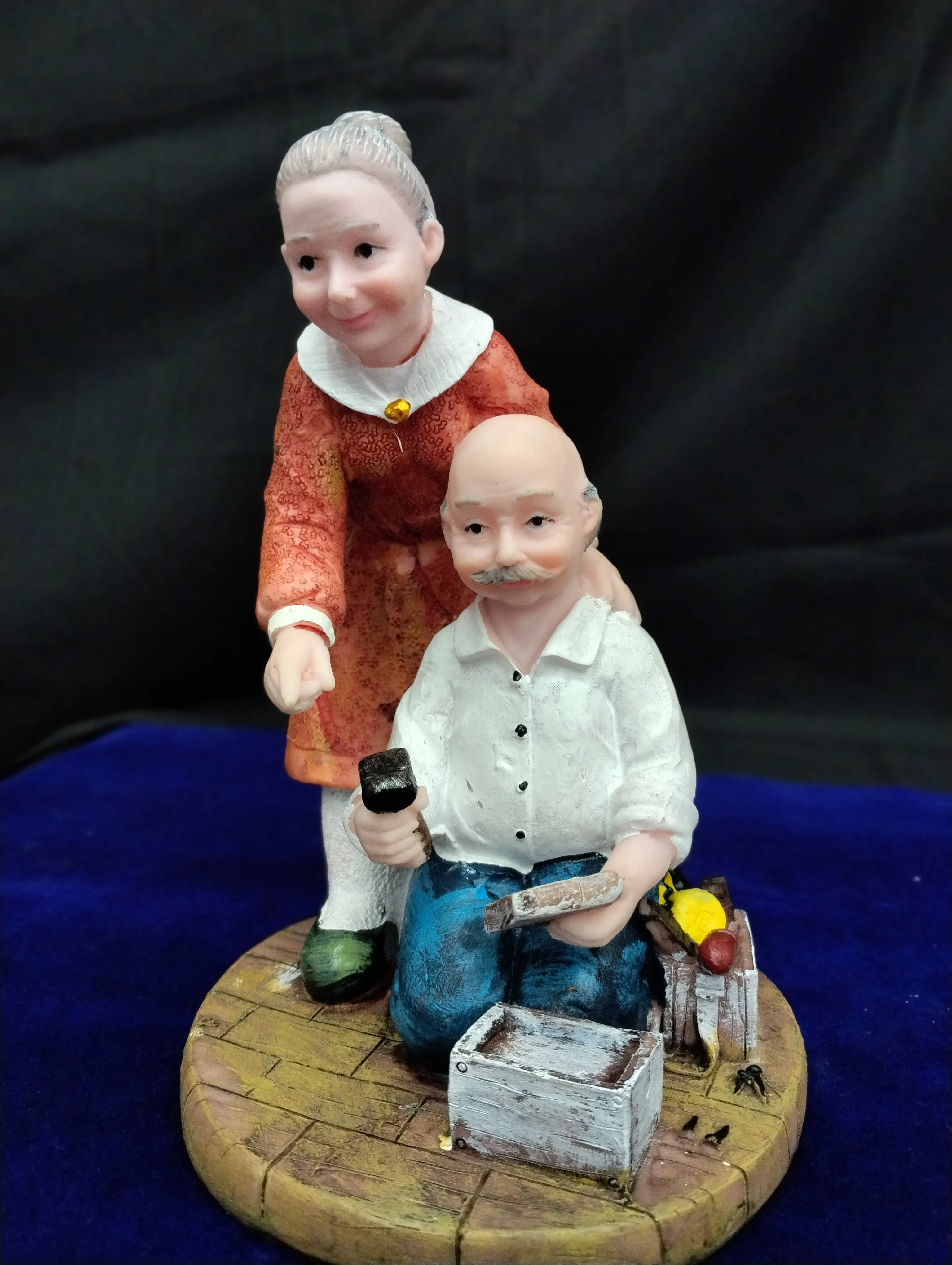 Couple Figurine view 2