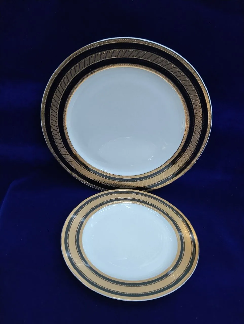 Elegant Gold-Rimmed Plates view 2