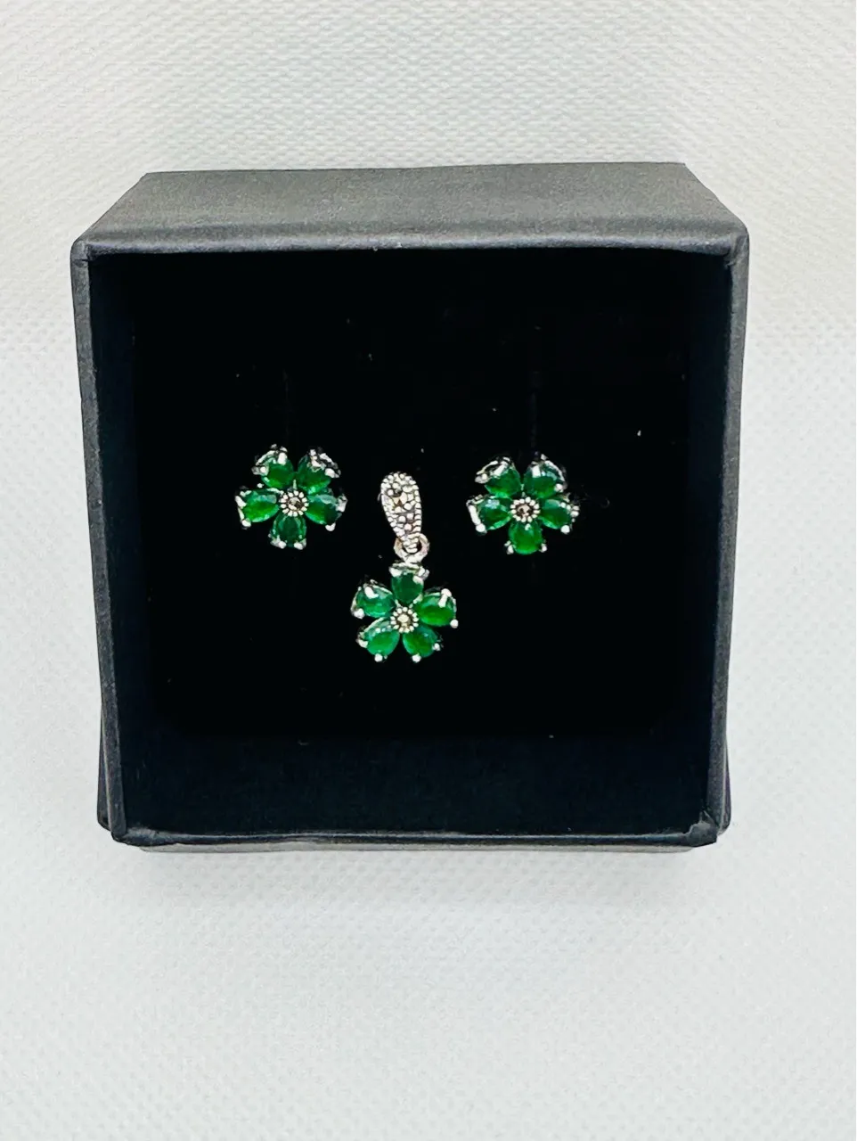Emerald Bloom Pendant Earrings Set view 2