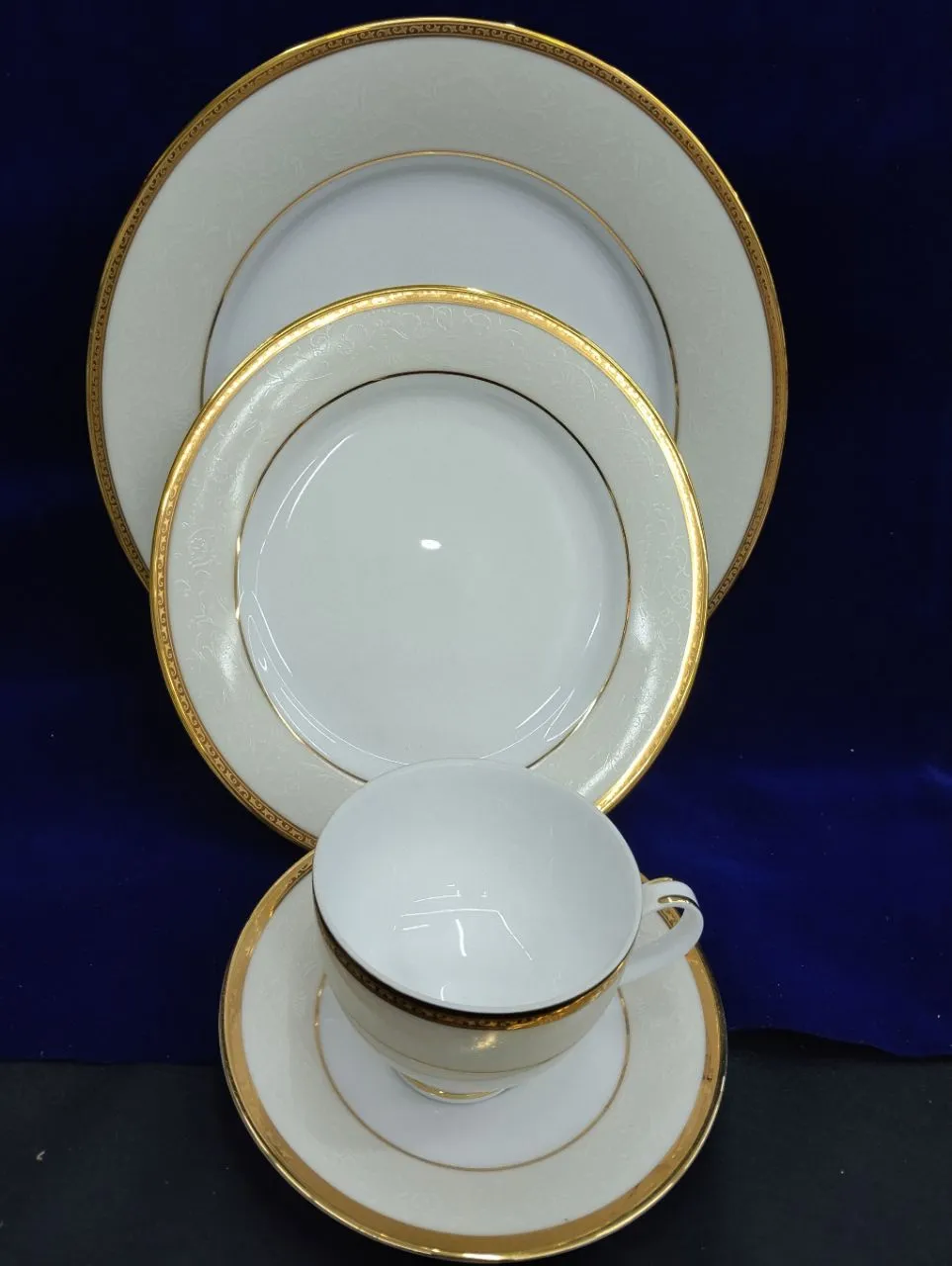 Gold Rimmed Dinnerware Set Dankotua view 2