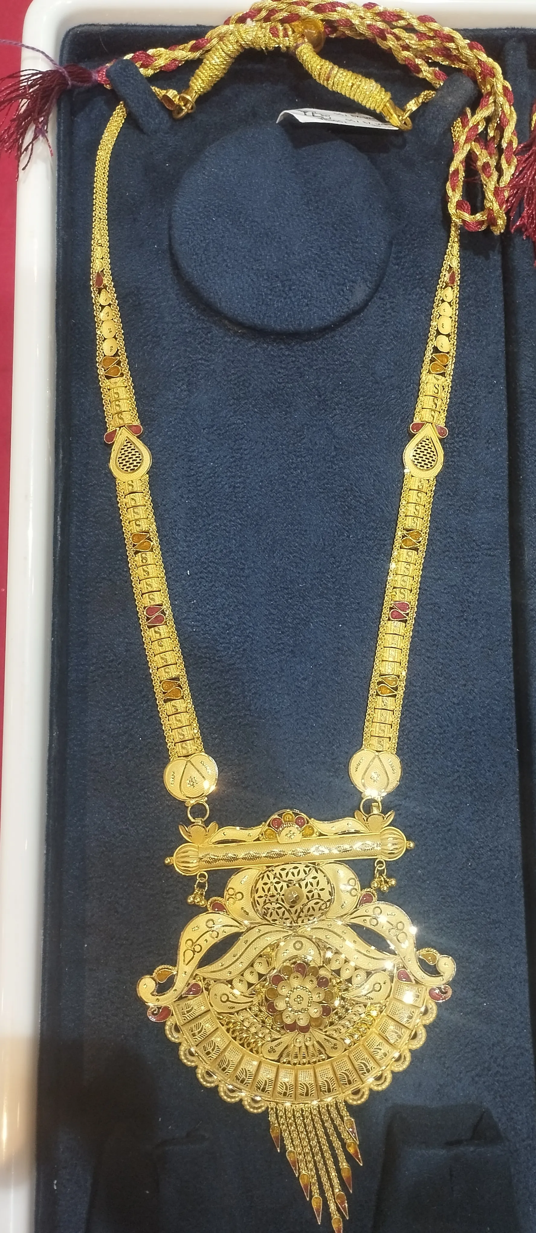 Traditional Gold Necklace view 2
