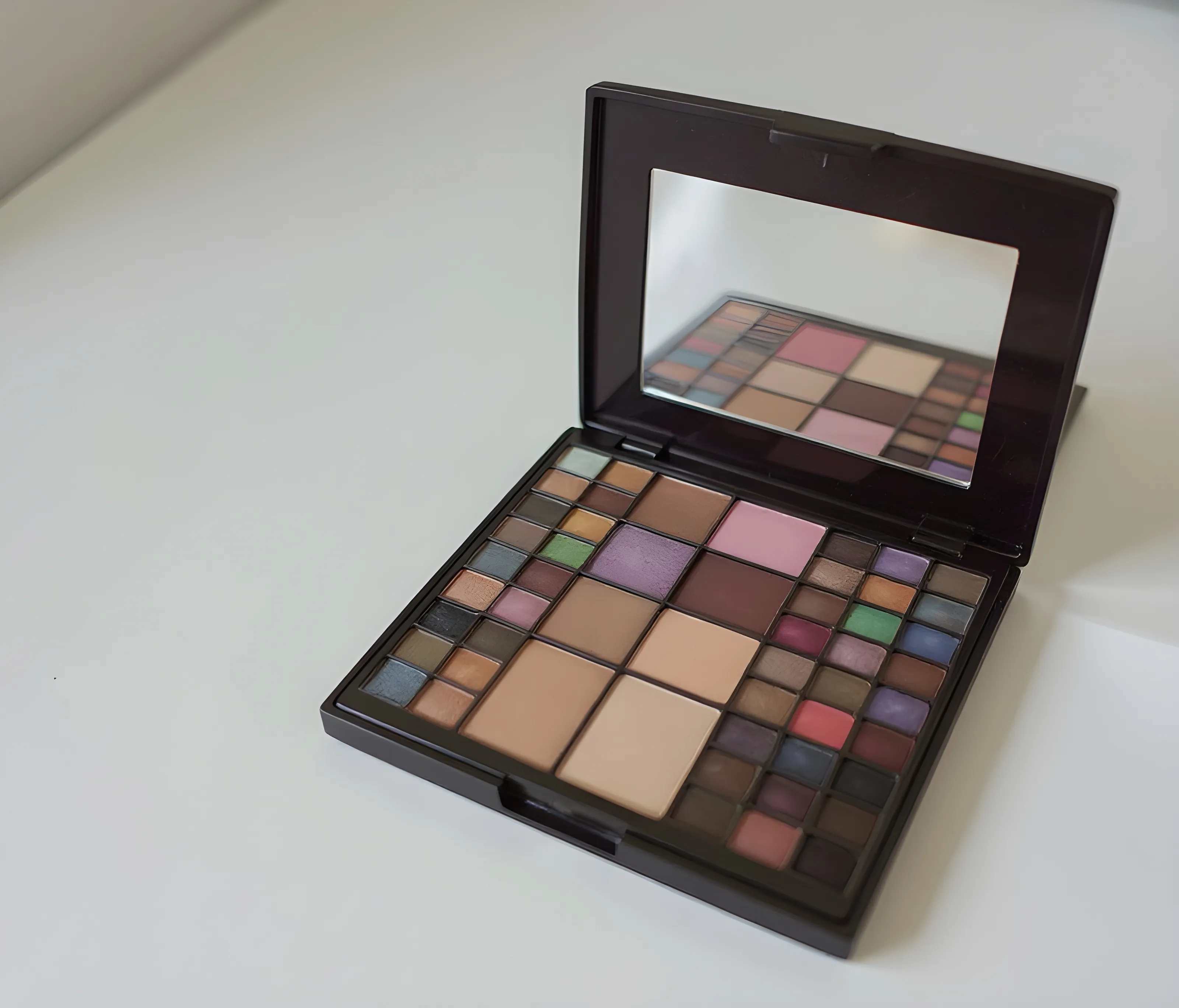 Glam Gala 54 Color Eye Shadow Kit view 2