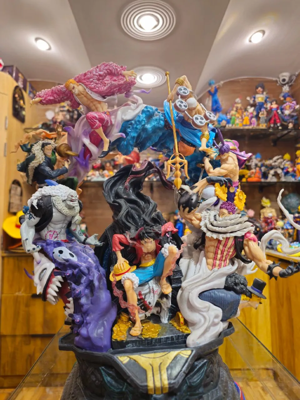 One Piece – “Throne of Rivals” Luffy vs. Warlords Mega Diorama Statue view 5
