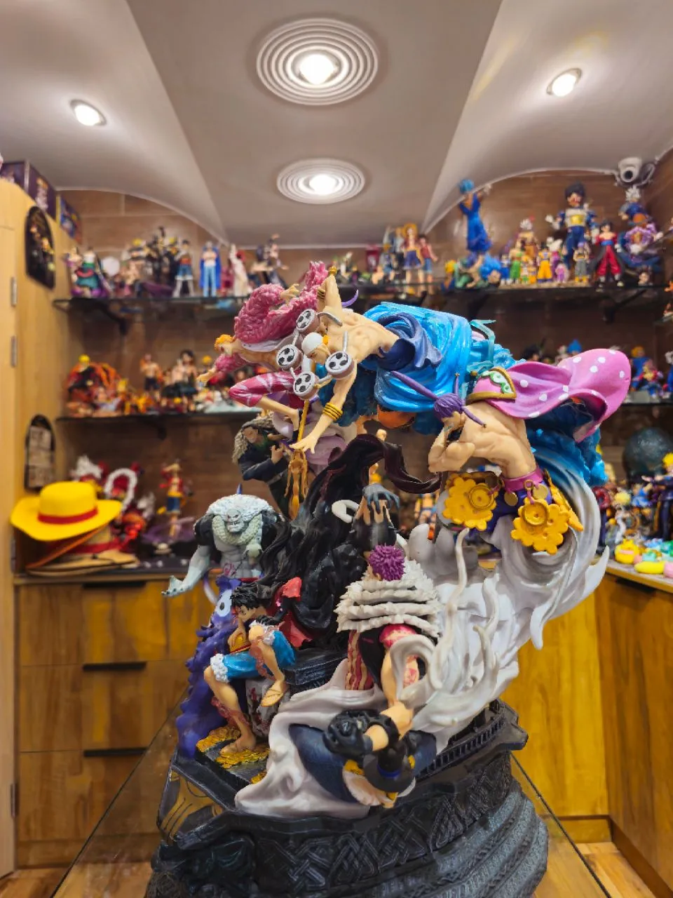 One Piece – “Throne of Rivals” Luffy vs. Warlords Mega Diorama Statue view 2
