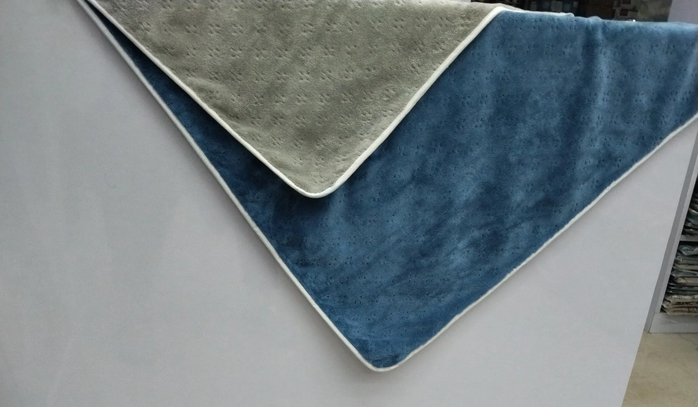 Dual-Color Bath Towel view 2
