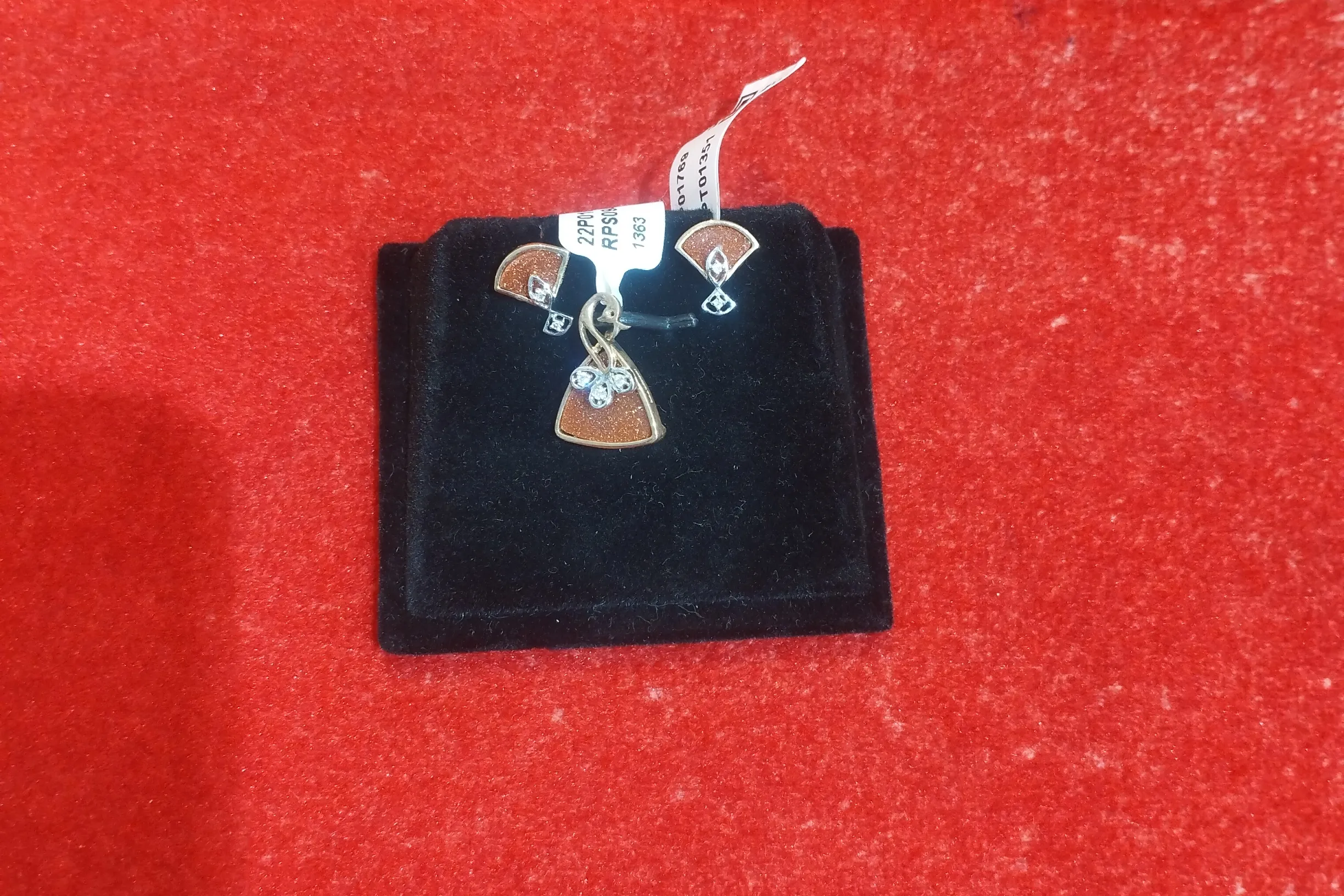 Gold Daimond Necklace Set view 2