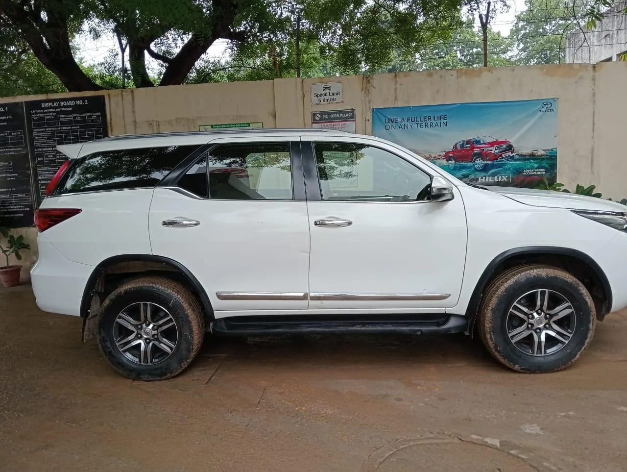 Toyota Fortuner Desail Automatic view 2