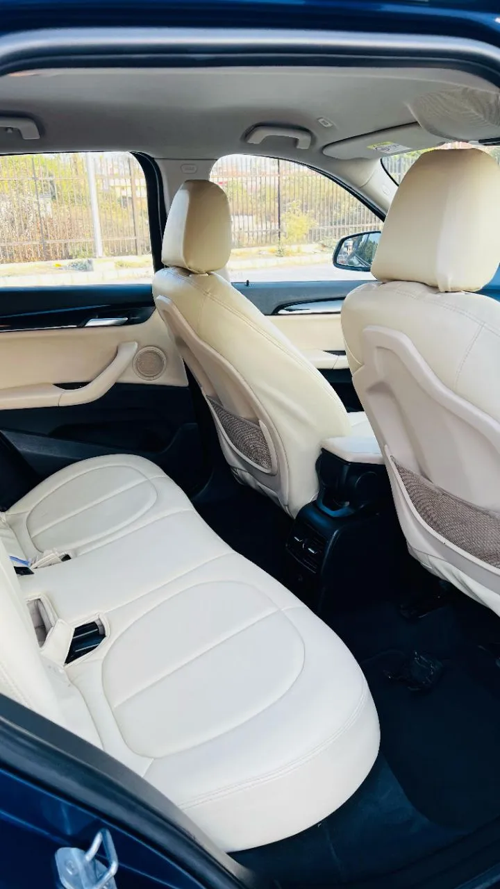 BMW X1 sDrive20d view 4