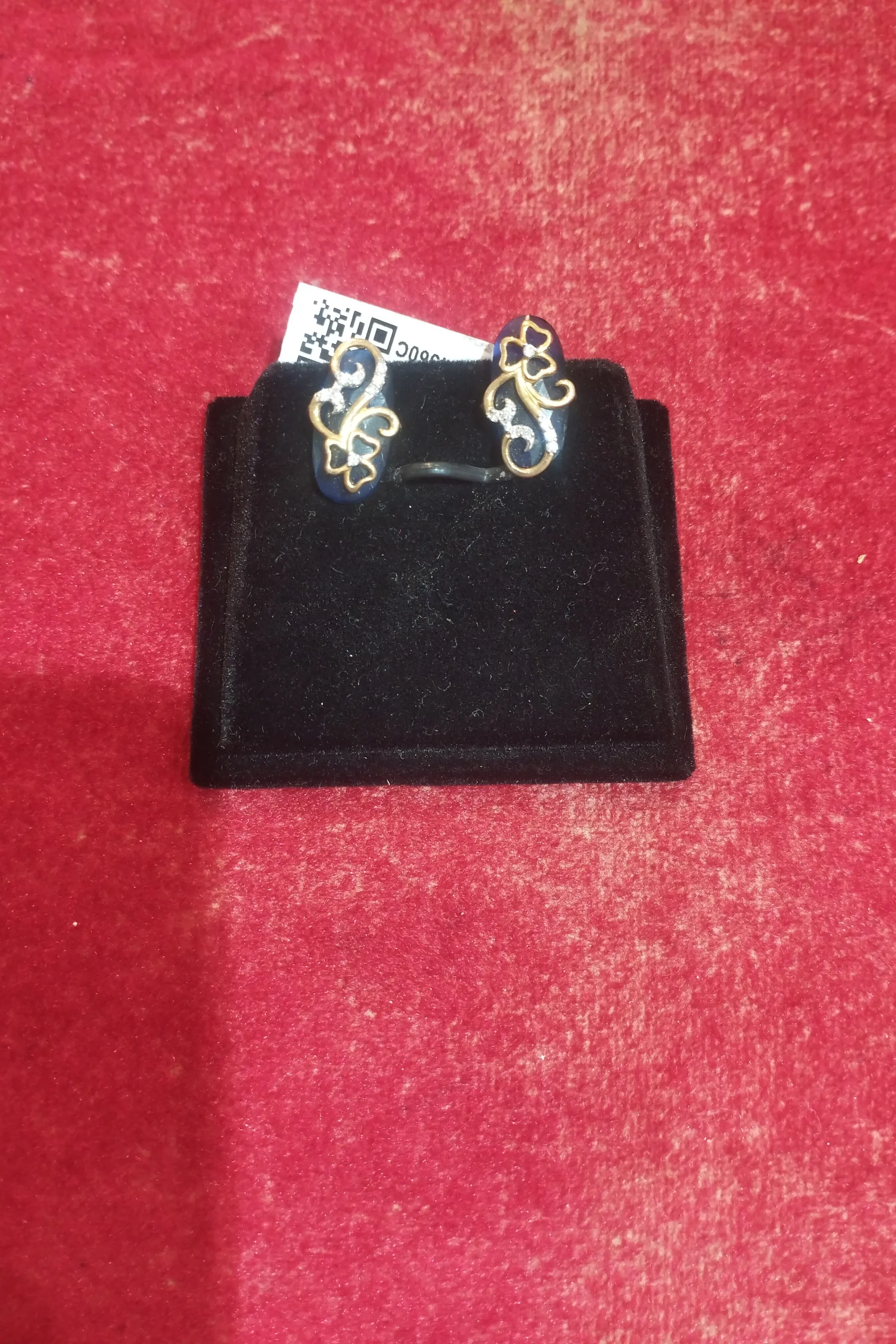 Decorative Gold Earrings view 2