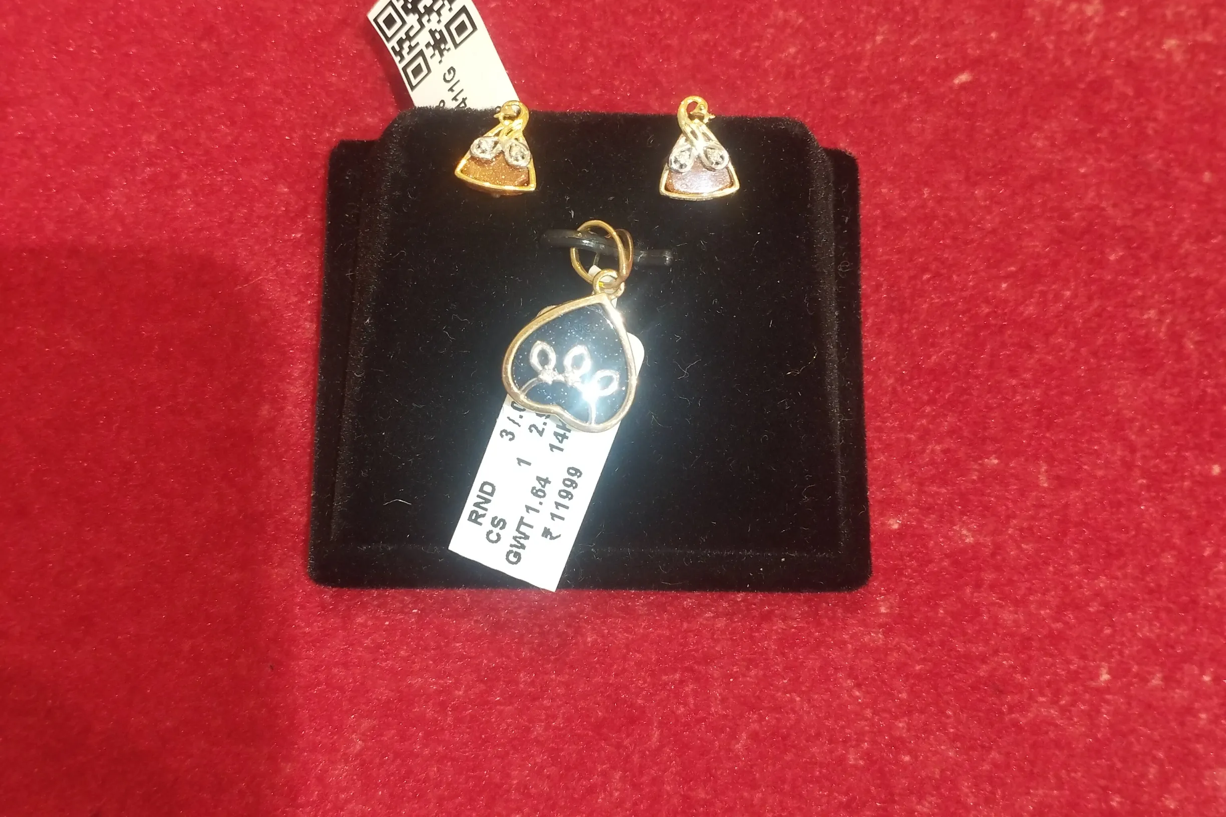 Gold and Enamel Jewelry Set view 2