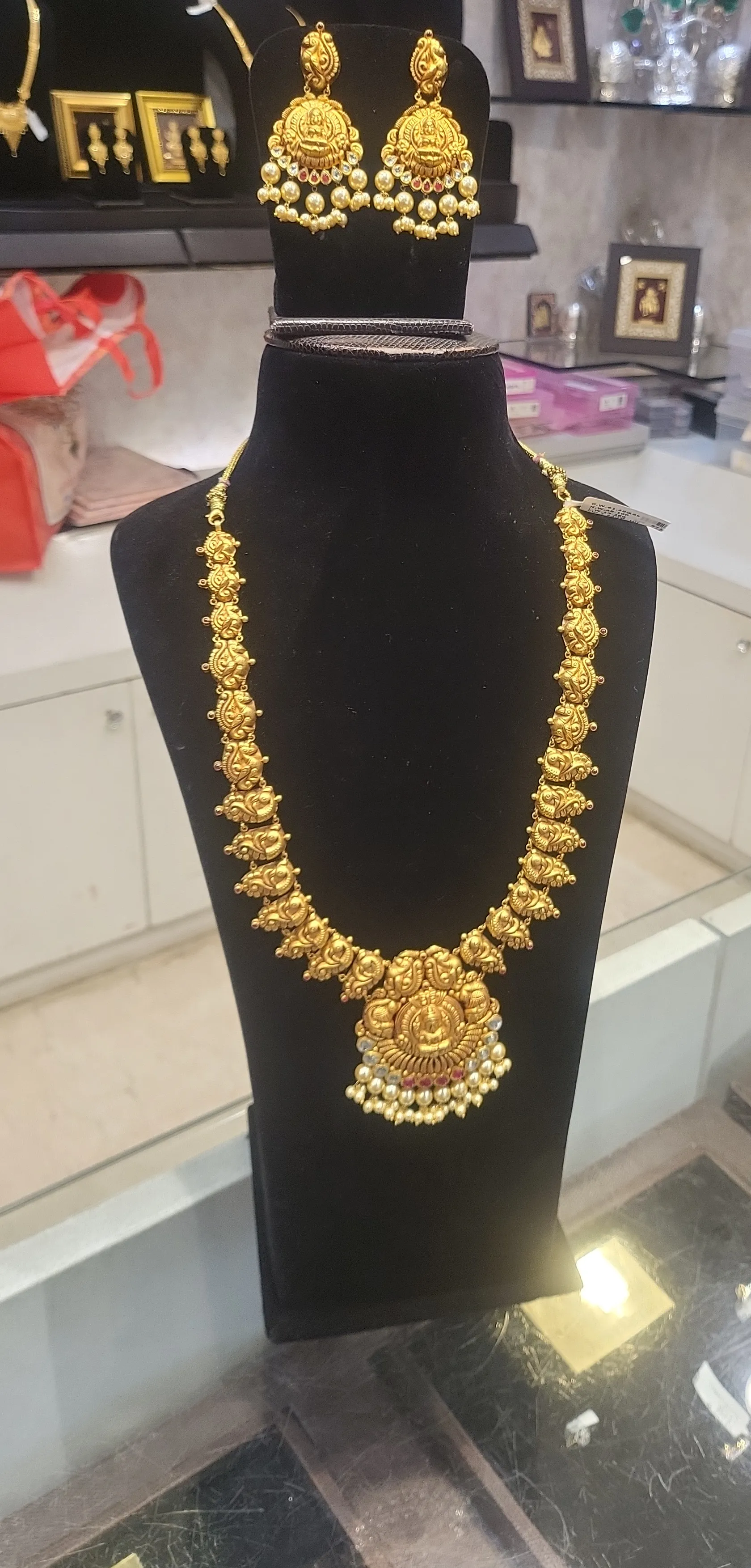 Gold Traditional Necklace Set view 3