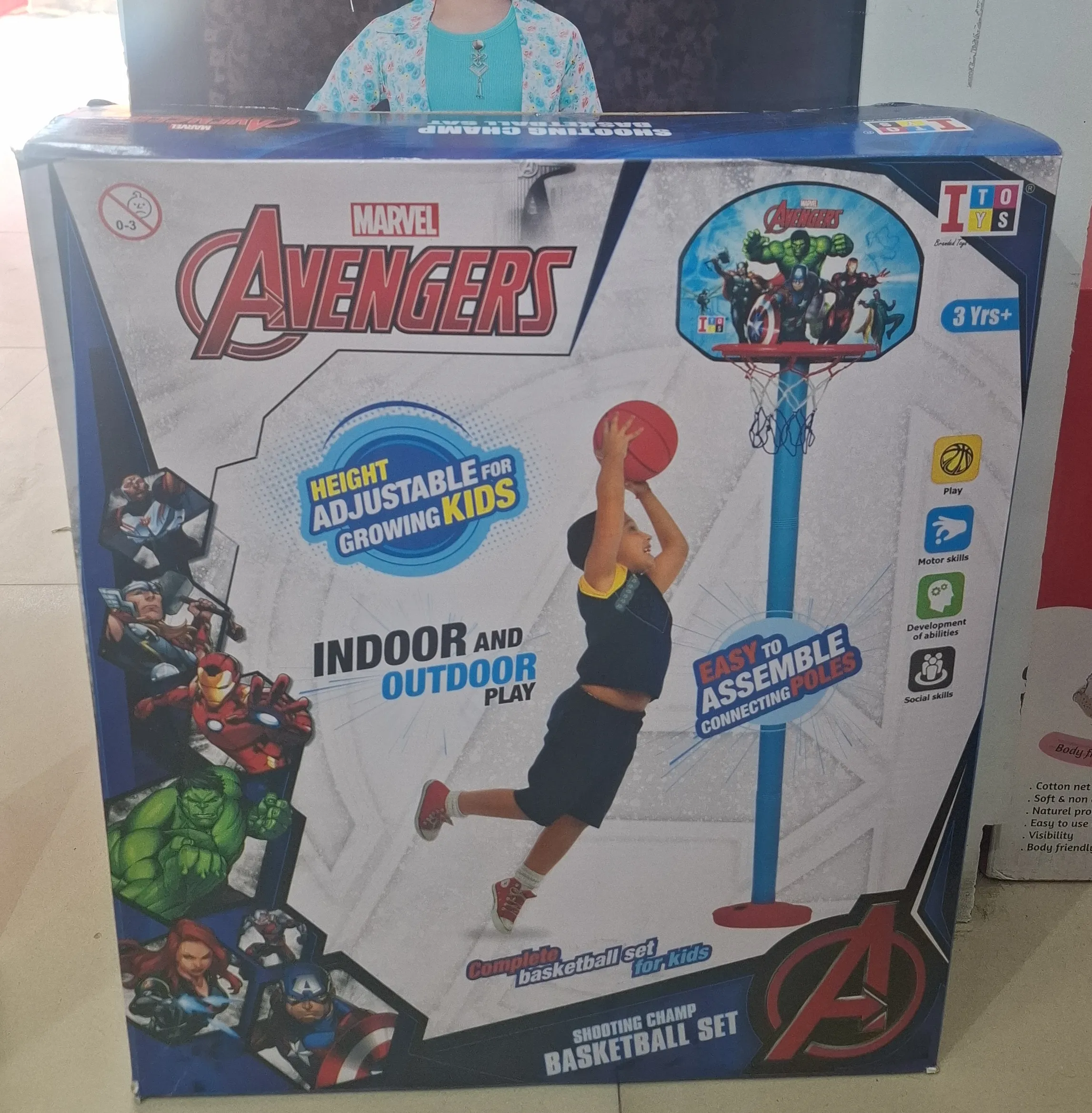 Marvel Avengers Basketball Set. view 3